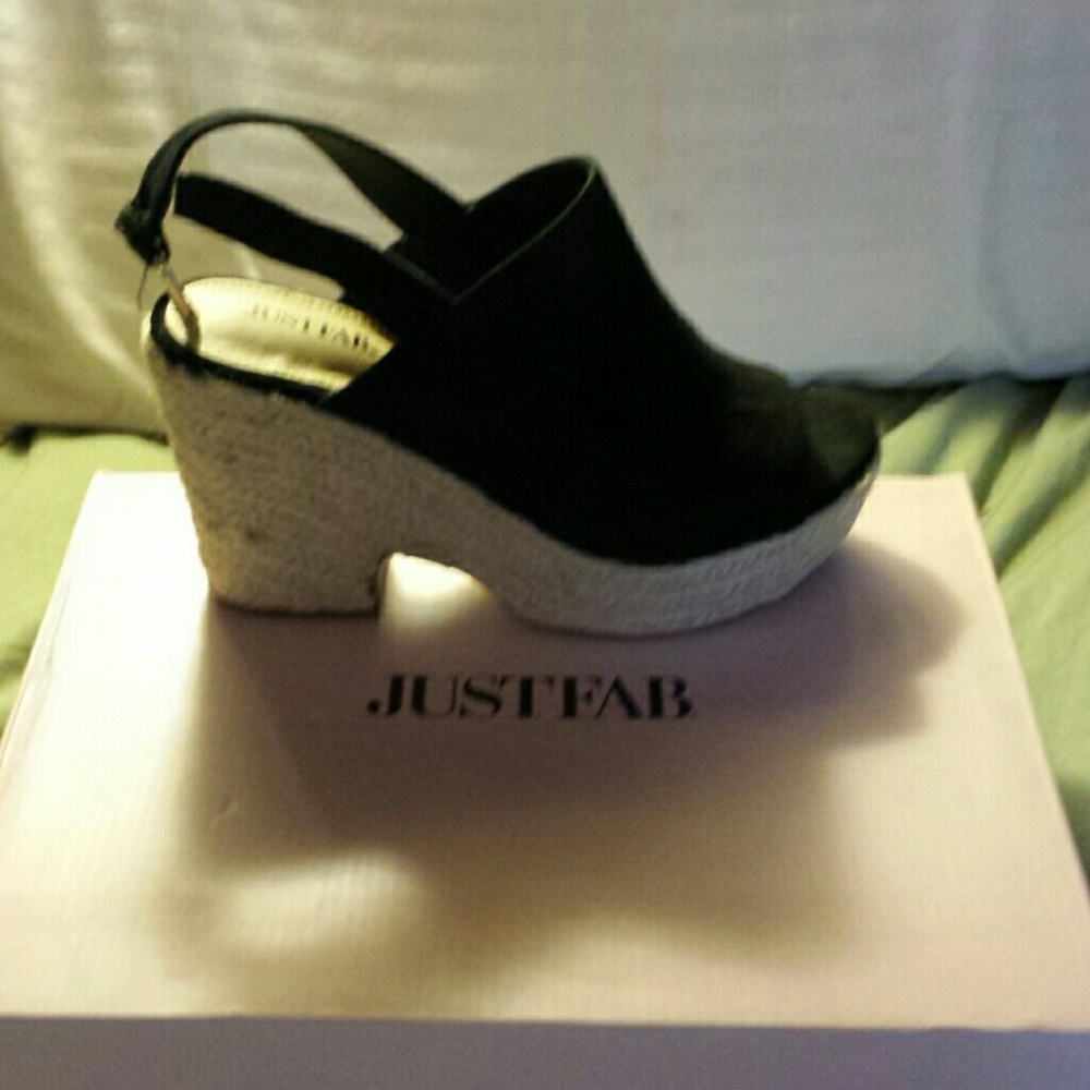 New with box Black platform sandals. Size 61/2